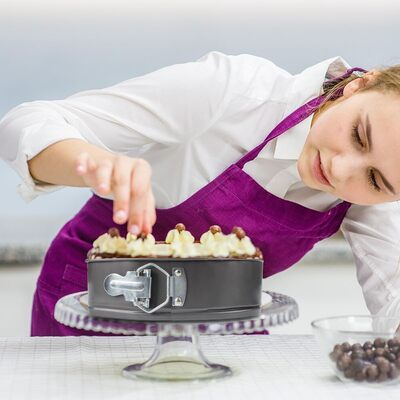 Le moule à charnière-cœur garantit une cuisson parfaite et des résultats dignes des plus grands chefs pâtissiers grâce à sa surface antiadhésive.