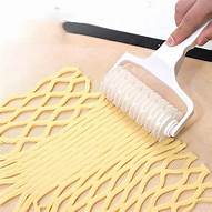 Le rouleau à pâtisserie décope permet d'obtenir des éléments de taille et de forme identiques.