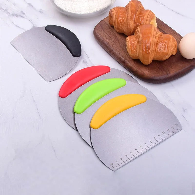 Le coupe pâte gradué permet de diviser vos pâtes en portions égales.