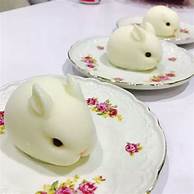 Le moule à gâteau lapin blanc est parfait pour réaliser des desserts élégants.