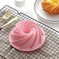 Le moule en silicone – spirale est flexible ce qui est utile pour démouler des desserts délicats sans les casser.