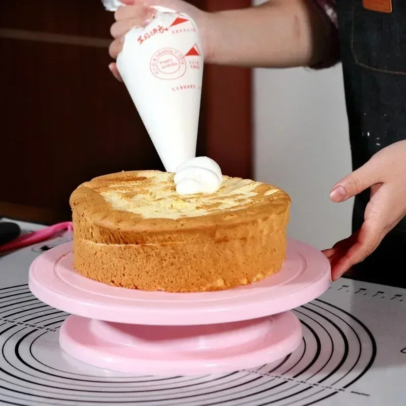 Le plateau tournant pâtisserie est solide et stable pour supporter le poids de vos gâteaux.