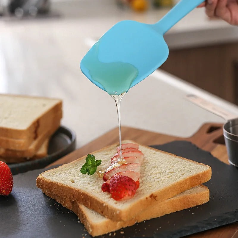 La spatule - silicone est polyvalente et a une prise de main confortable.