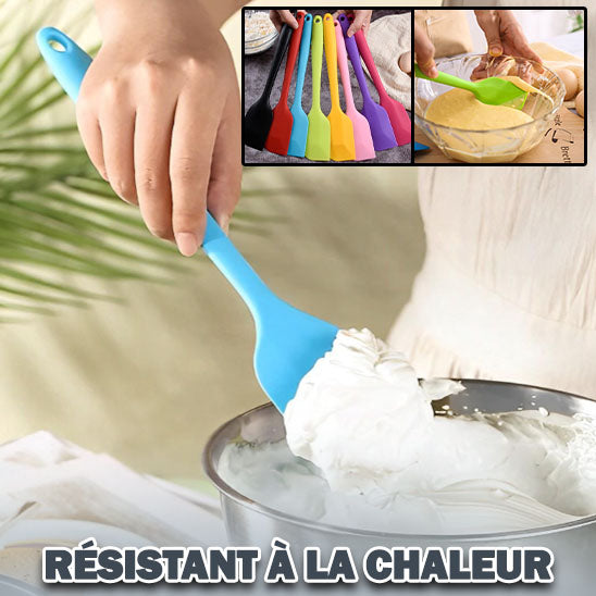 La spatule - silicone a une grande capacité à racler les bols sans les abîmer.