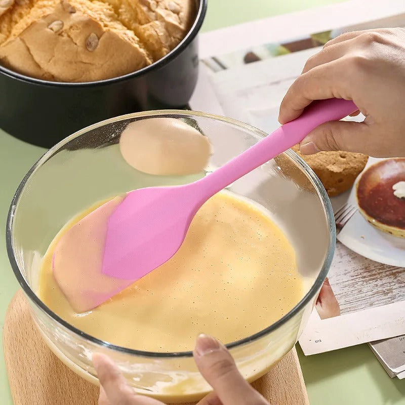 La spatule silicone est dotée d'une poignée ergonomique qui offre une prise de main confortable.