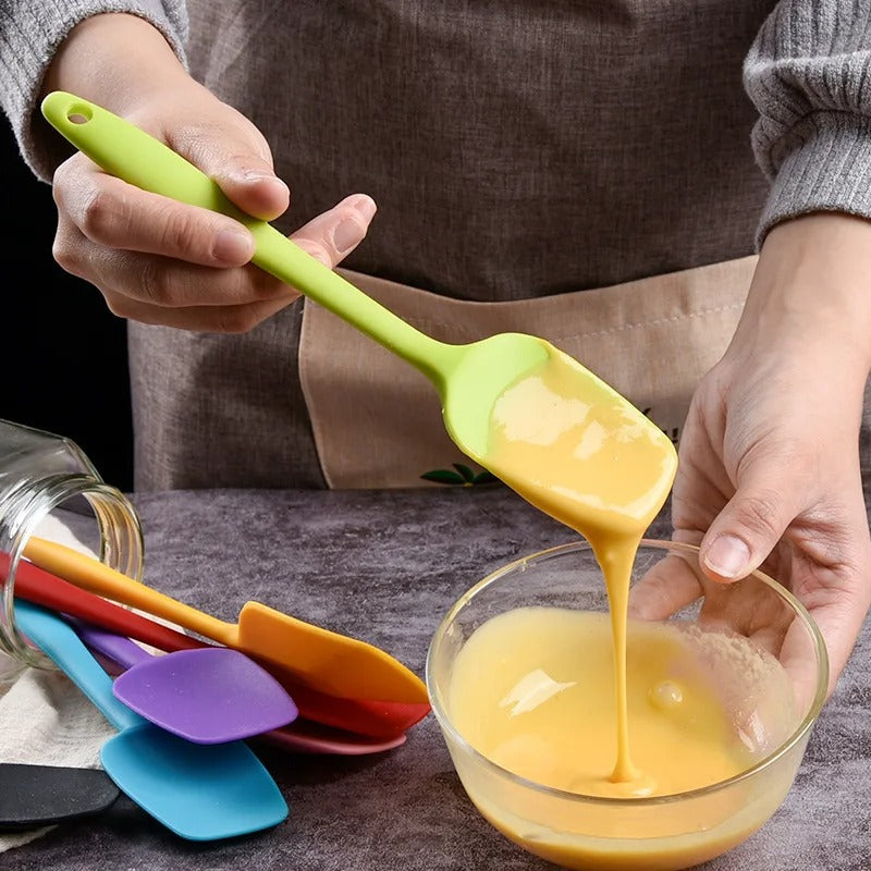 La spatule silicone est polyvalente et sa facilité d'utilisation fait d'elle un outil indispensable dans une cuisine.