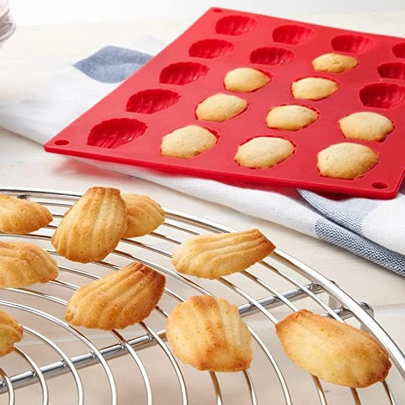 Le moule à madeleine en silicone est antiadhésif, ce qui facilite le démoulage sans abîmer vos madeleines.